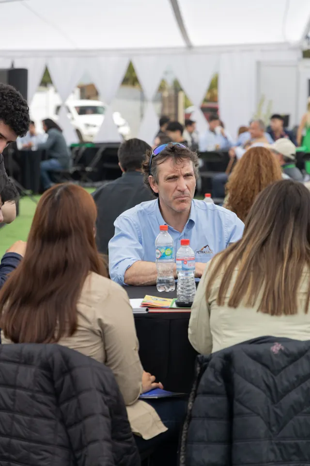 Asistentes recorriendo los stands de la Expo ASOINCO
